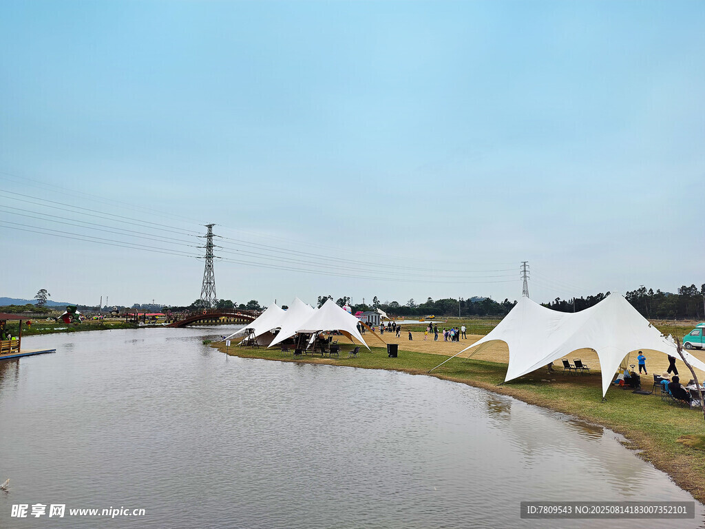 河畔白色帐篷露营美景