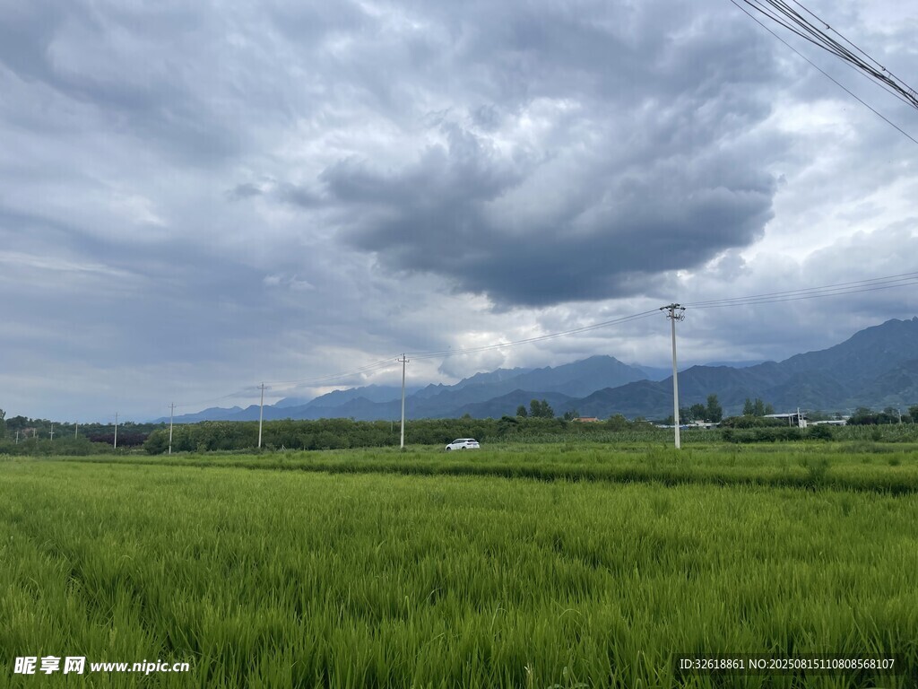 绿野云天间的田园风光