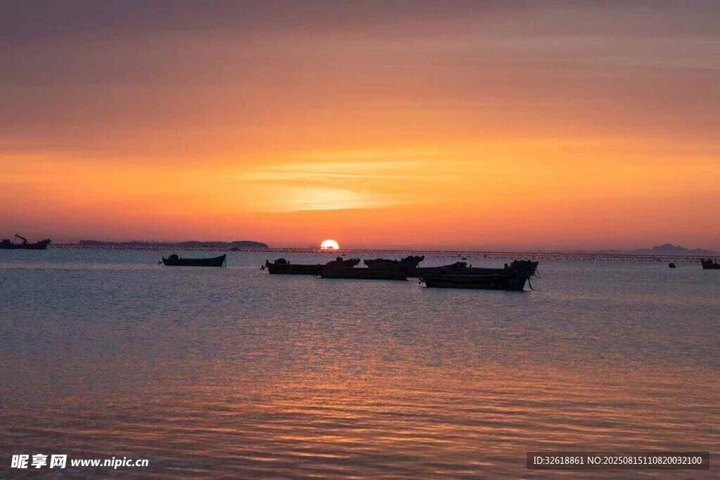 海上日落时的船只景象
