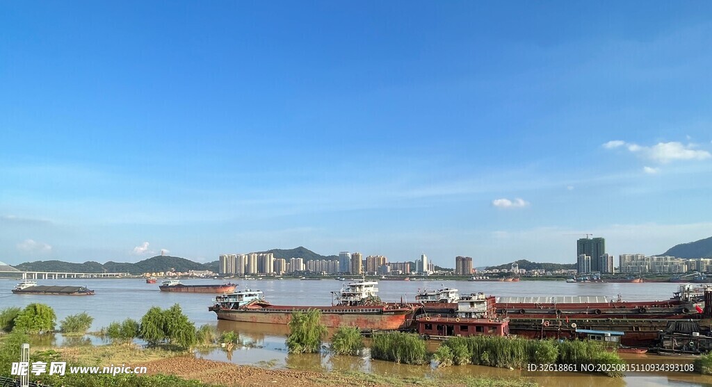 江边城市风光美景
