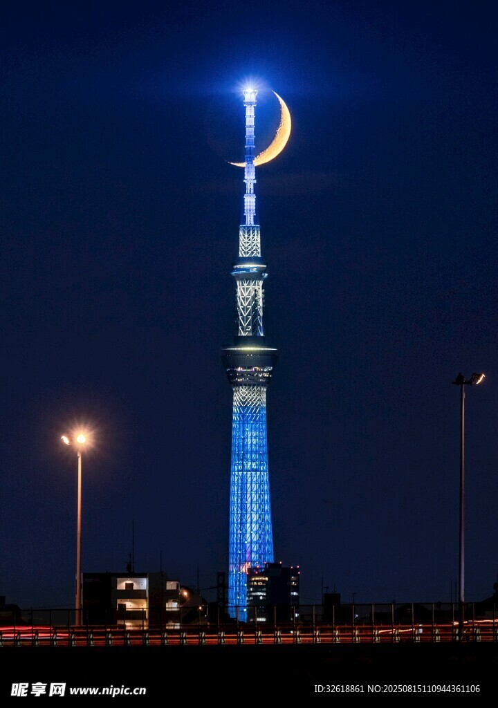 夜空下的璀璨摩天大楼