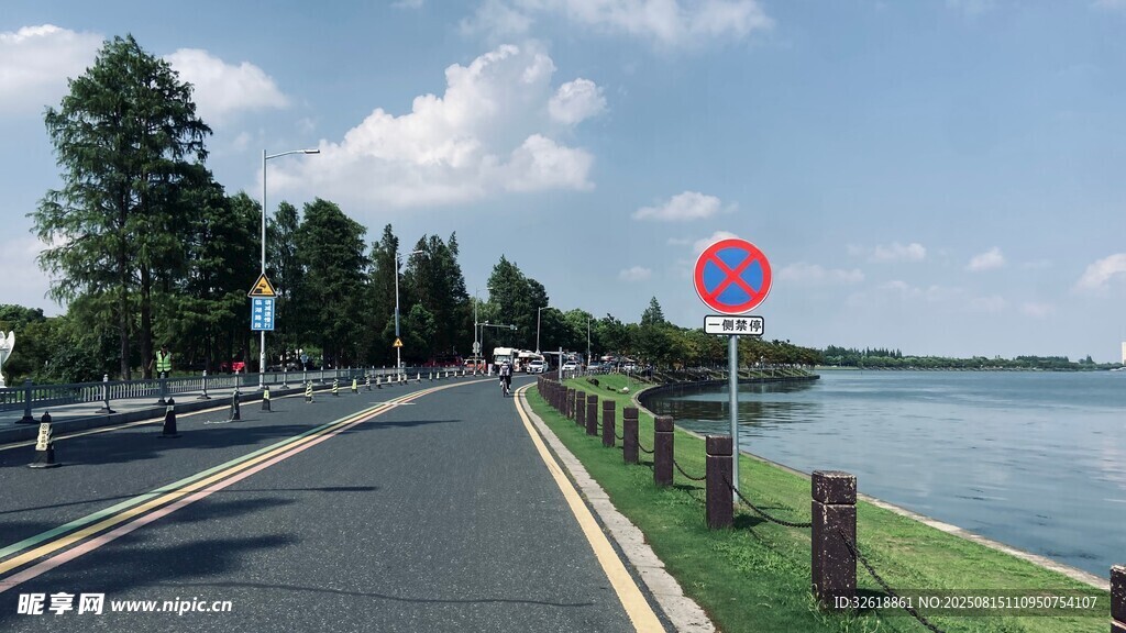湖畔公路风景