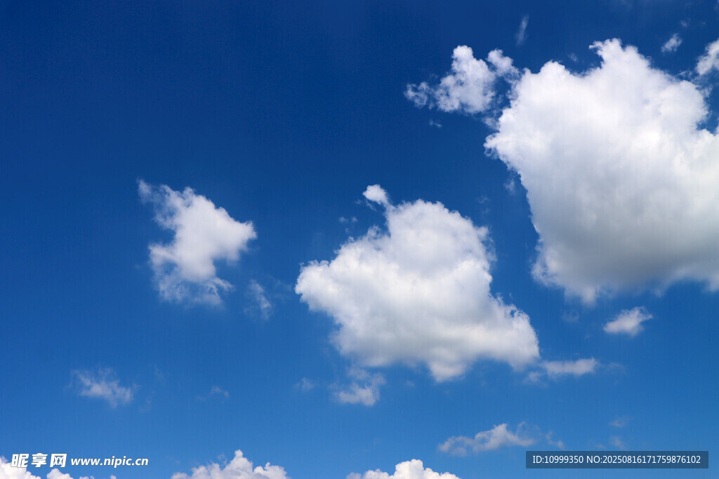 蓝天飘白云