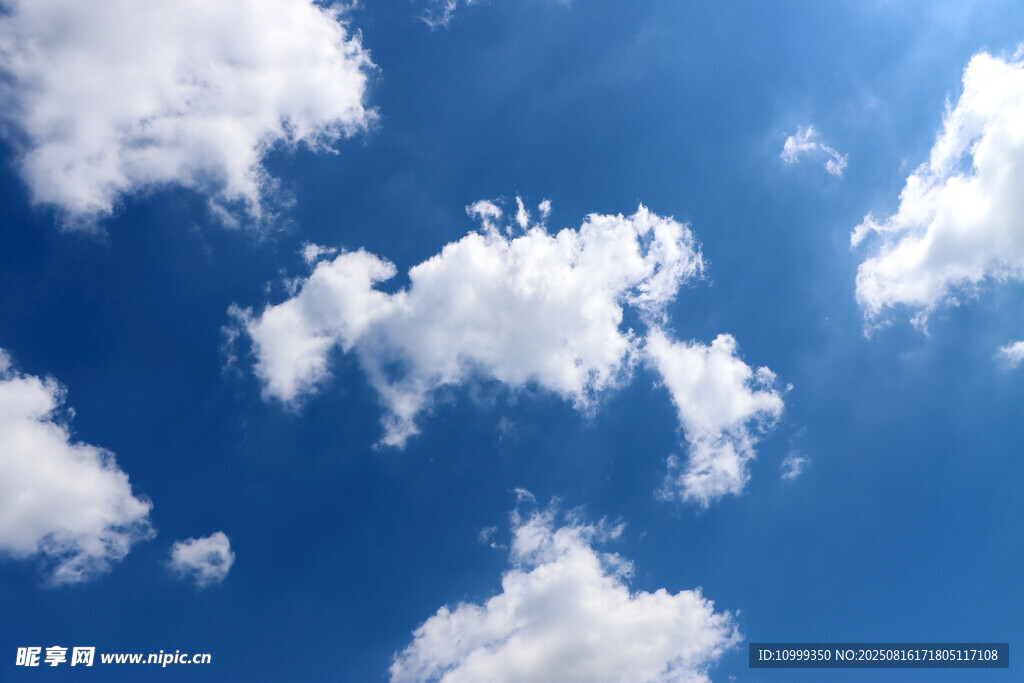 晴朗蓝天与蓬松白云