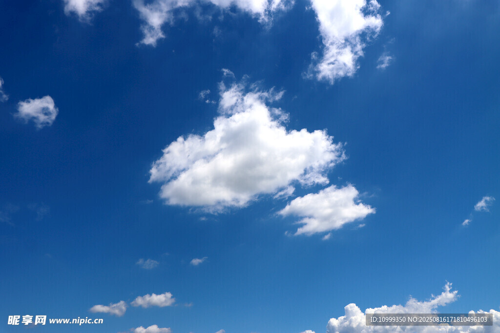 蓝天飘白云
