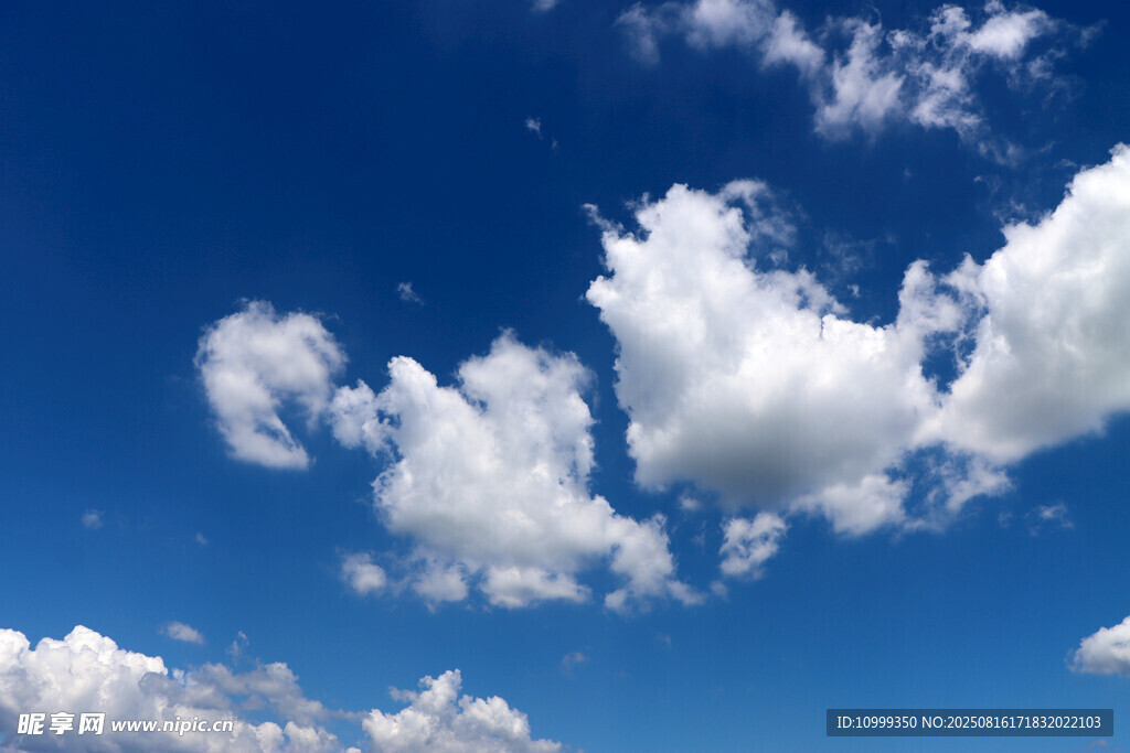 蓝天中的蓬松白云