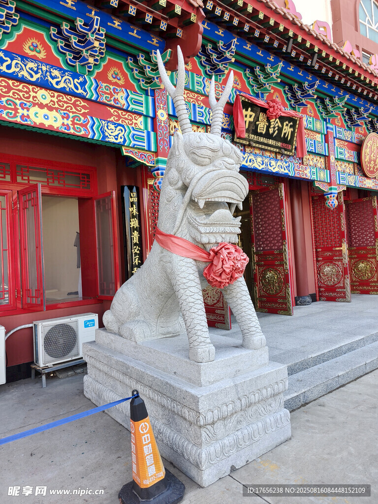 中式建筑前的石狮子雕像