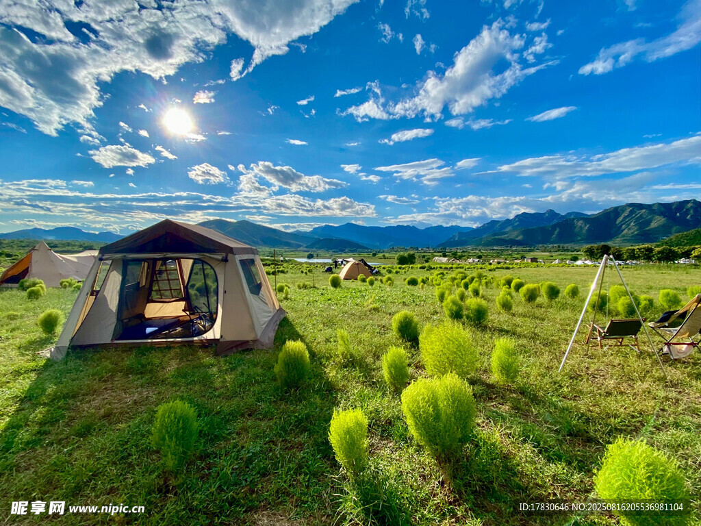 草原上的露营帐篷