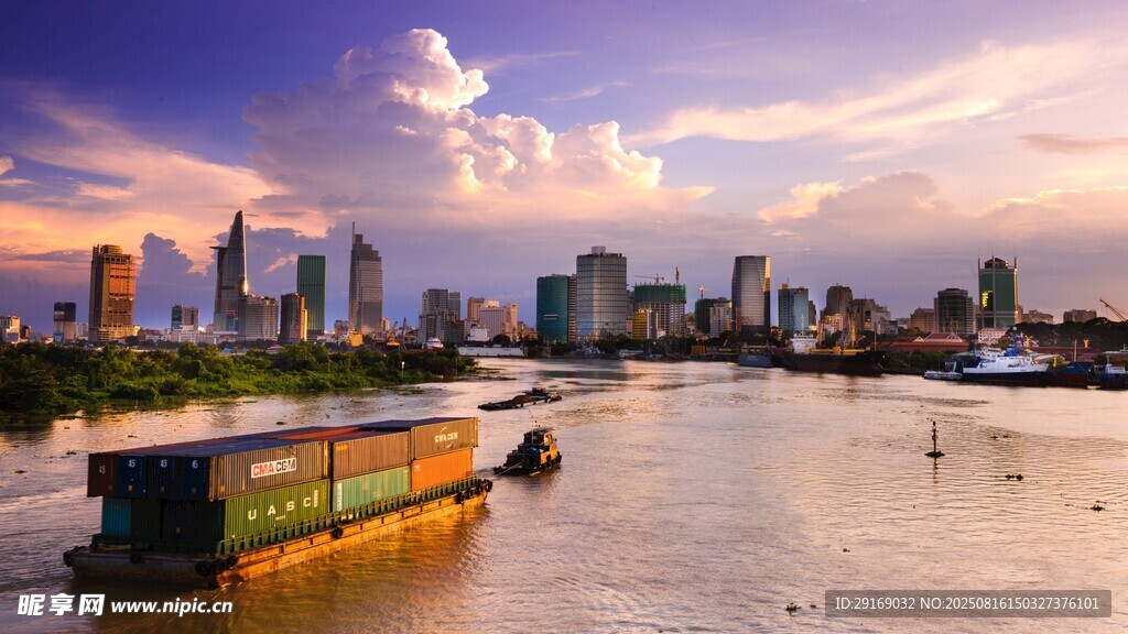 河畔城市黄昏美景