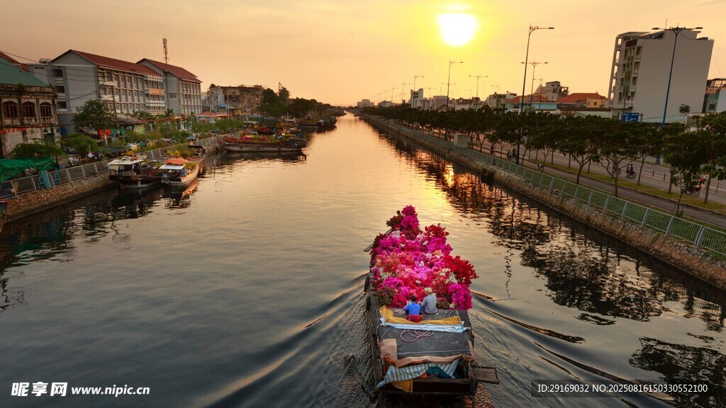 夕阳下河道中的绚丽花船