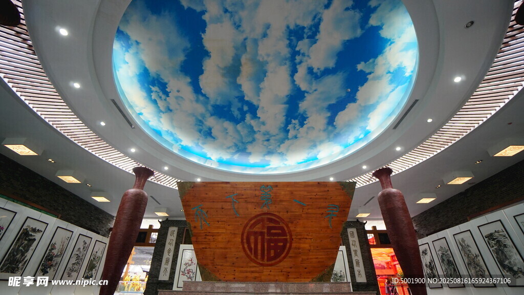 室内穹顶绘有精美天空图