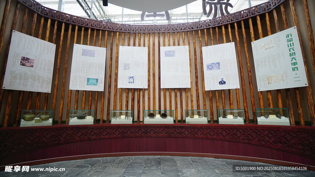 环形展示墙展示多幅画面