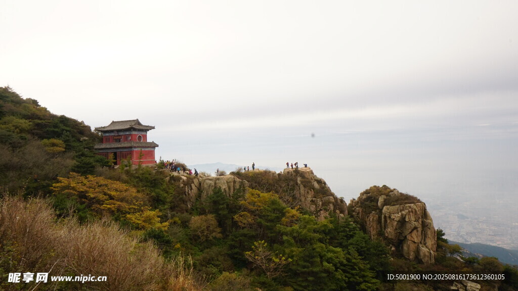山巅古建伴云海美景