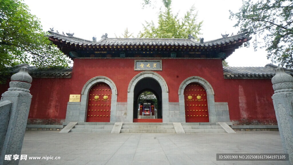 中式红墙庙宇大门