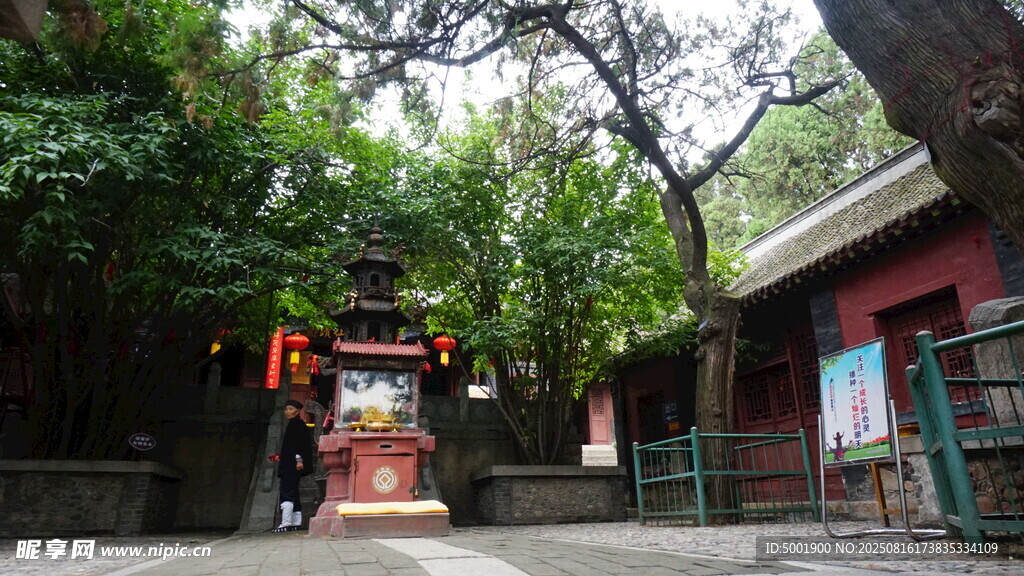 古雅中式建筑隐于绿荫