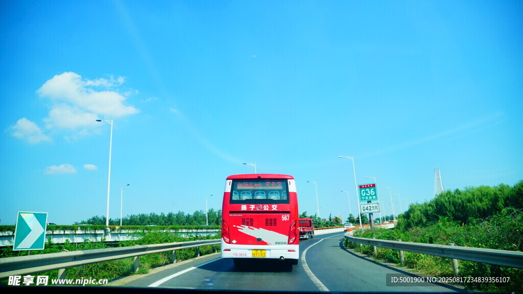 公路上行驶的红色大巴