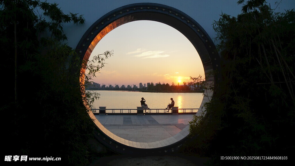 透过圆洞赏湖景划艇画面