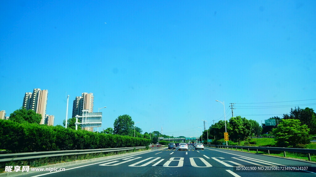 城市宽阔公路风景