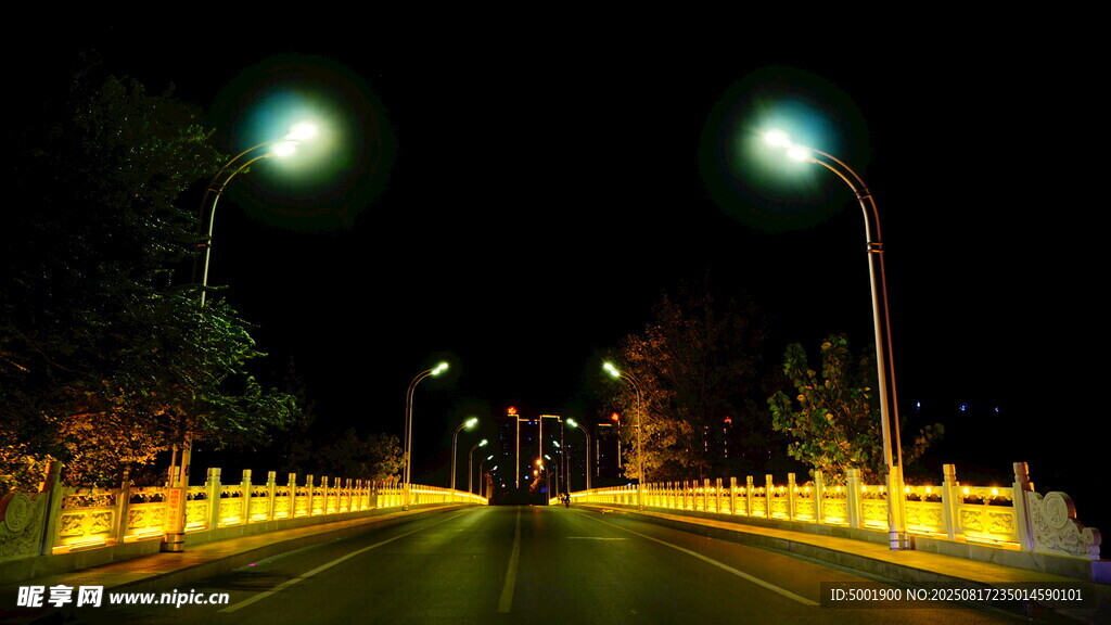 夜晚街道的静谧灯光景象