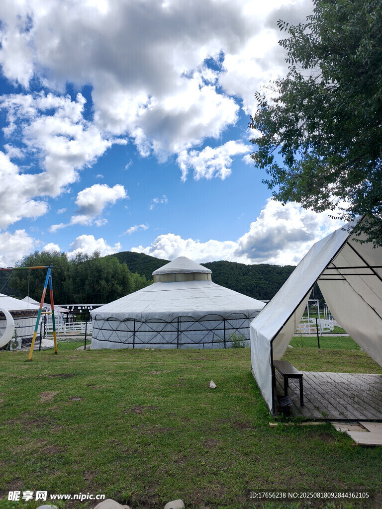 户外草地中的蒙古包