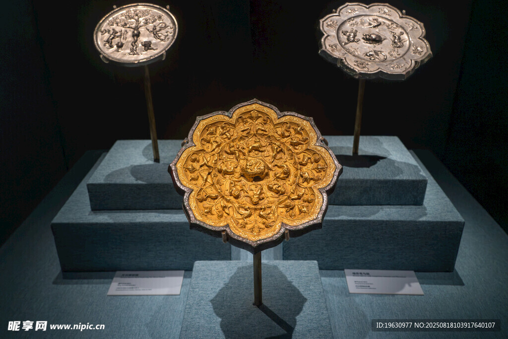 唐代金背瑞兽葡萄镜