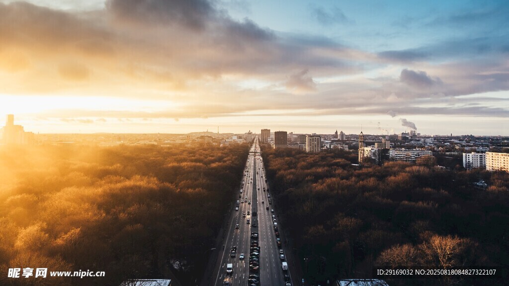 夕阳下的城市公路美景
