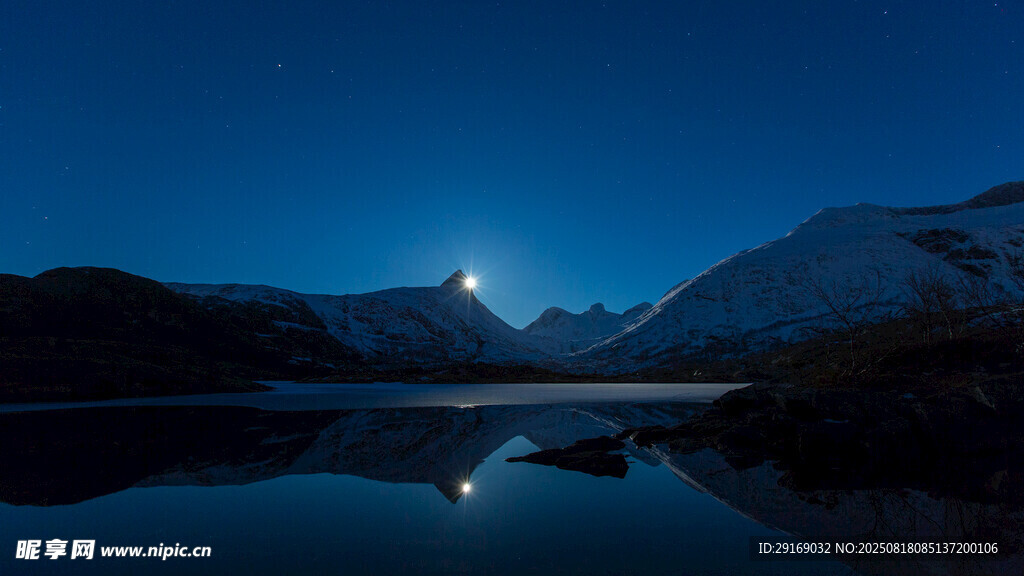 月夜下的静谧山水美景
