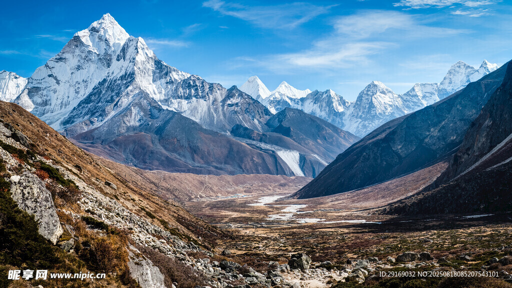壮丽雪山山谷风景