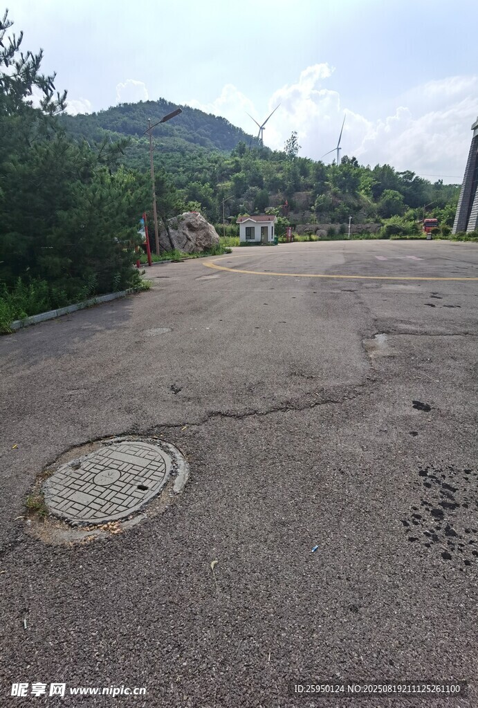 户外空旷水泥地及井盖
