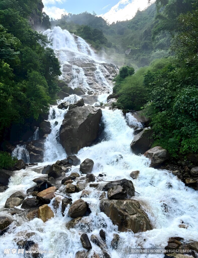 山间飞瀑 乱石激流之景