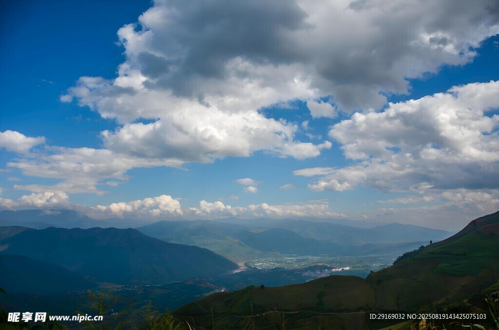 蓝天白云下的山峦美景