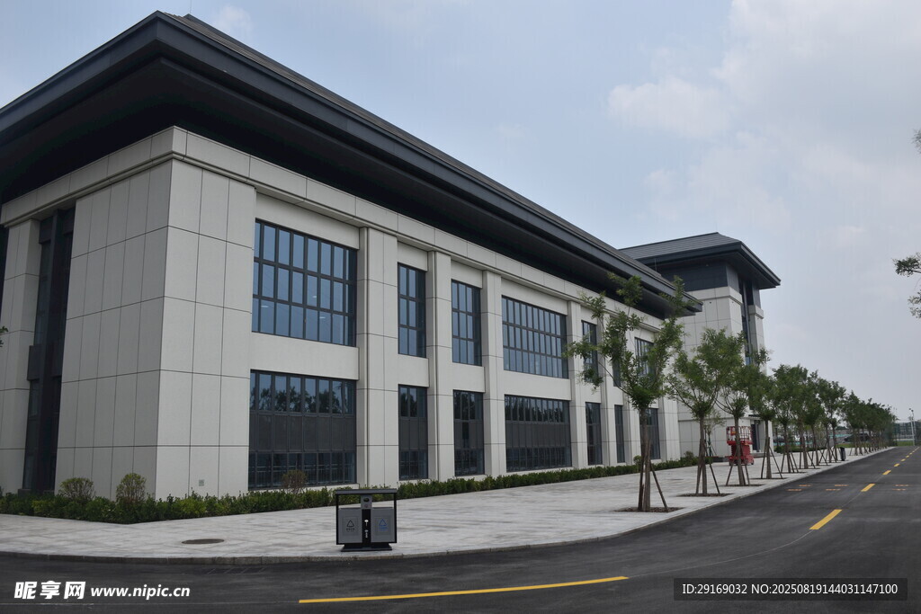 现代风格的低层建筑外观