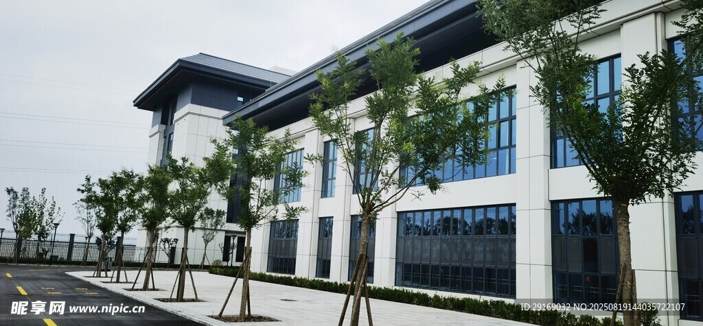 现代风格办公楼外观