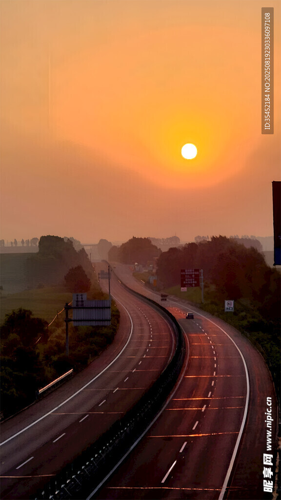 夕阳下的公路