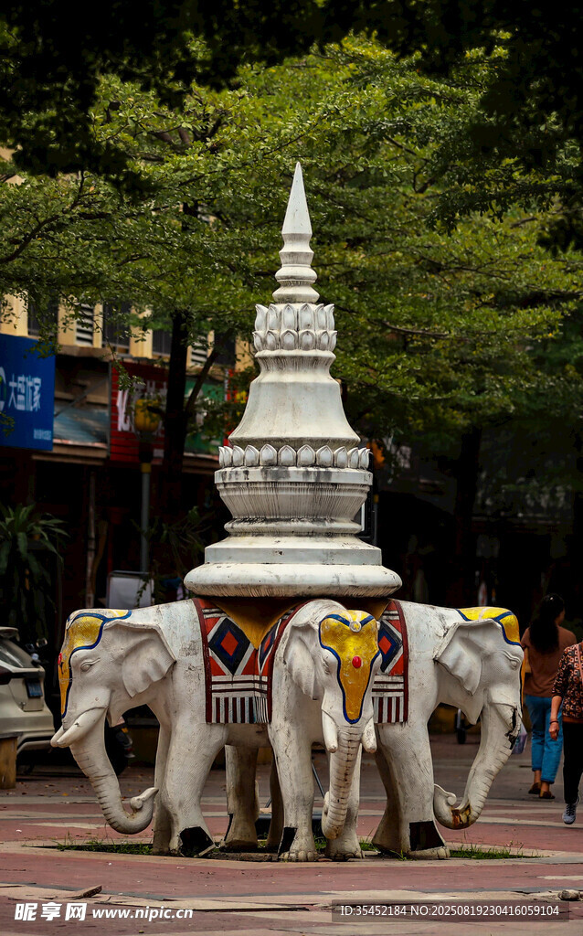 泰国象雕白塔