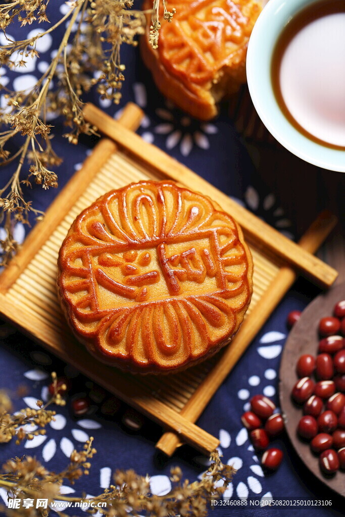 传统月饼与茶饮的雅致组合