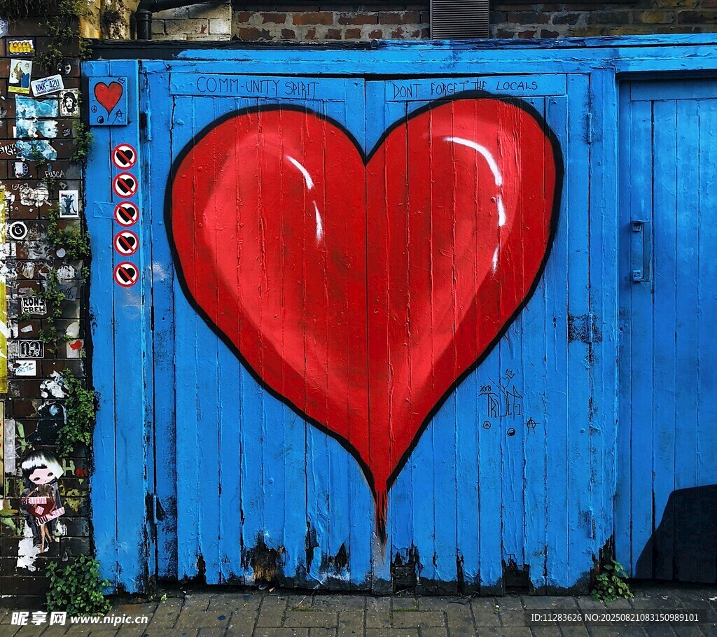 蓝色墙面上的红色爱心涂鸦