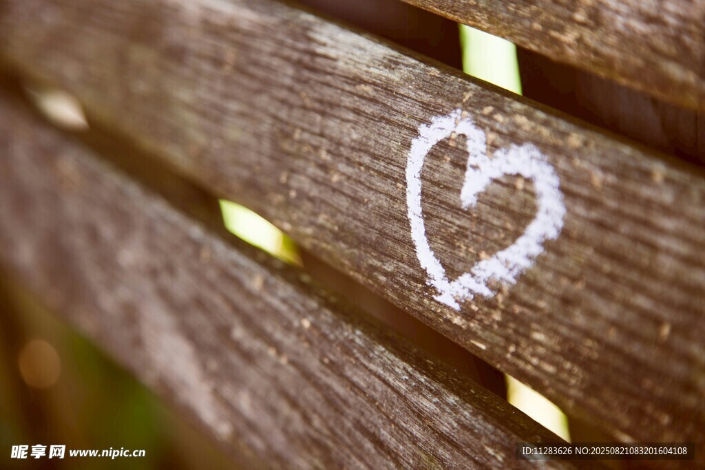 木板上的心形涂鸦