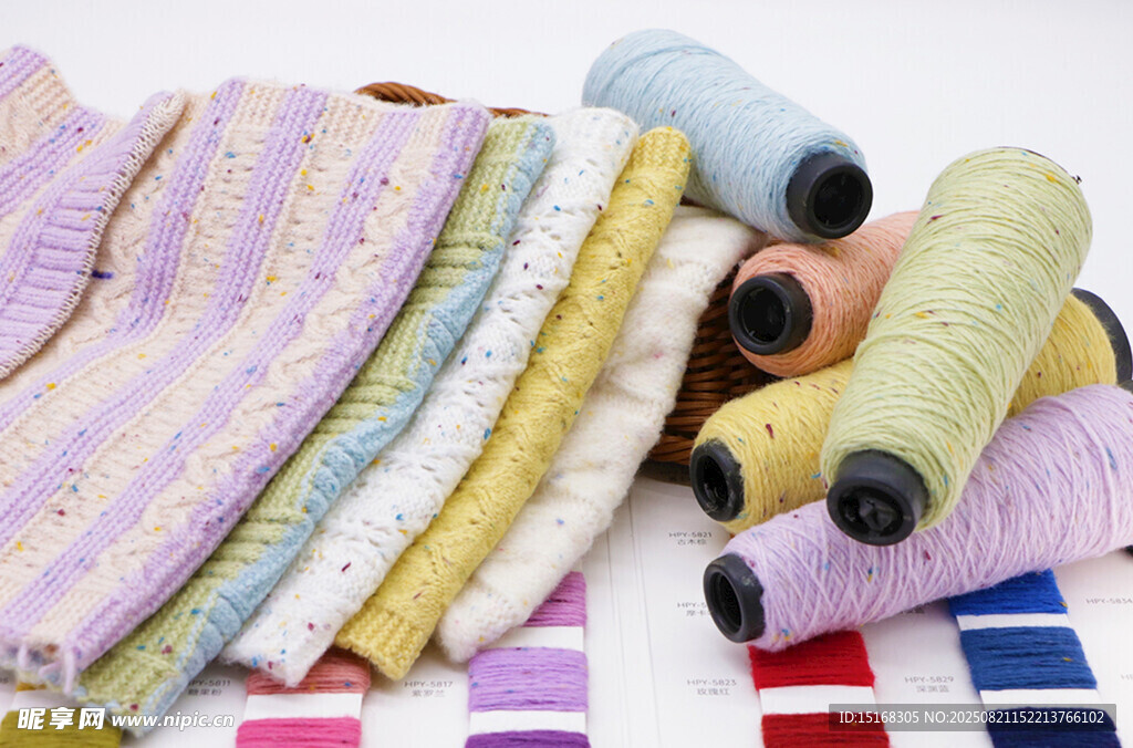 多彩布料与线轴的展示