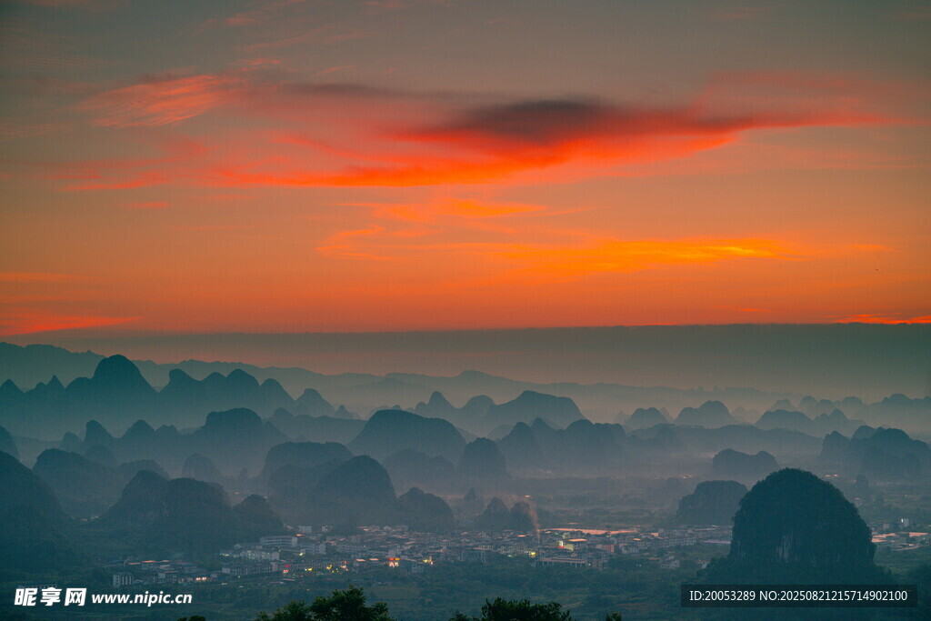 壮丽日出下的山峦美景