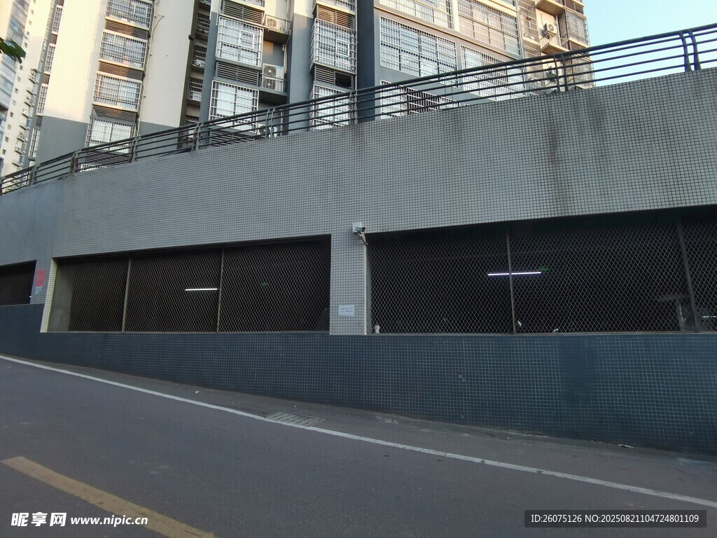 城市路边的低矮建筑
