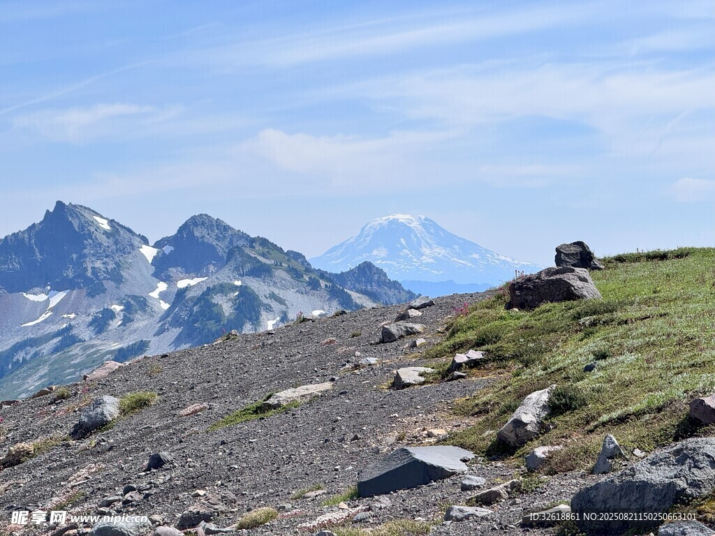 高山美景远方雪峰隐约可见