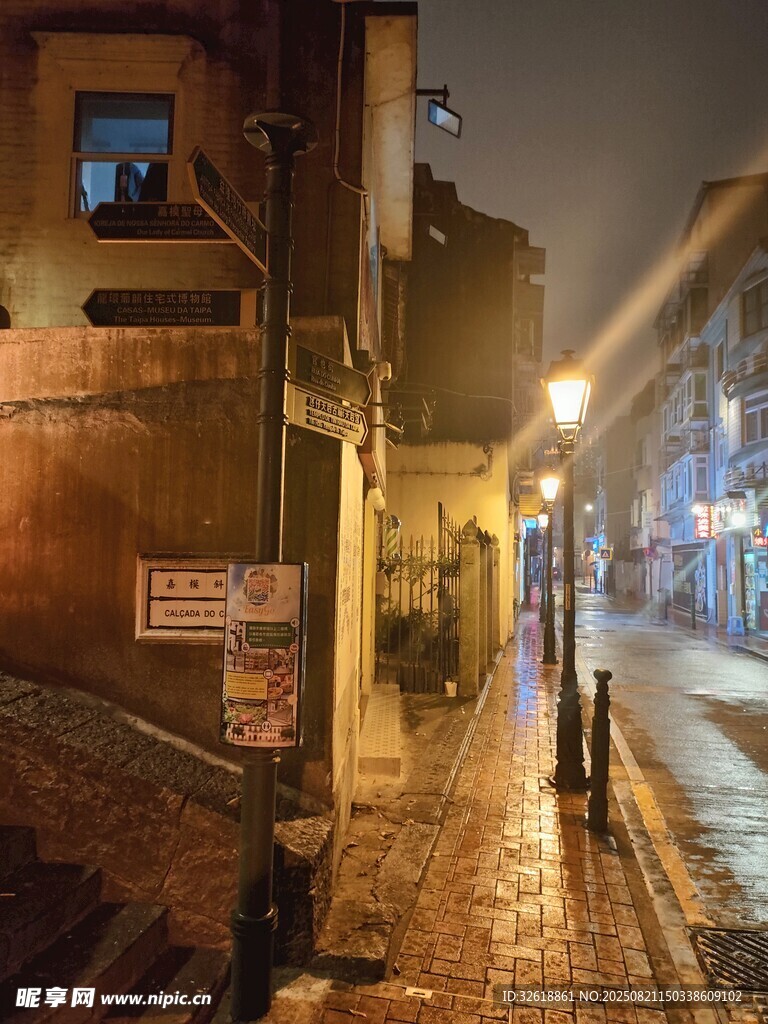雾中夜晚的静谧街道