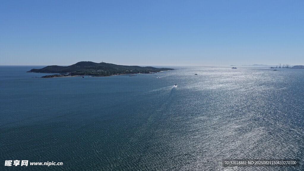 碧海蓝天中的海上小岛