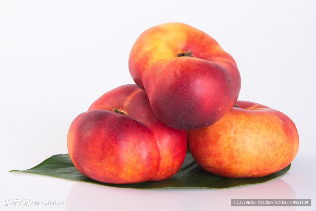 新鲜堆叠的诱人水蜜桃