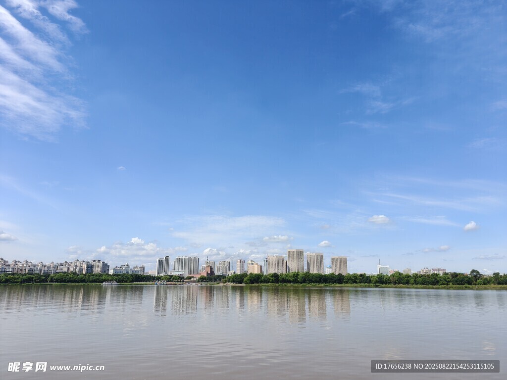 蓝天碧水畔的城市风光