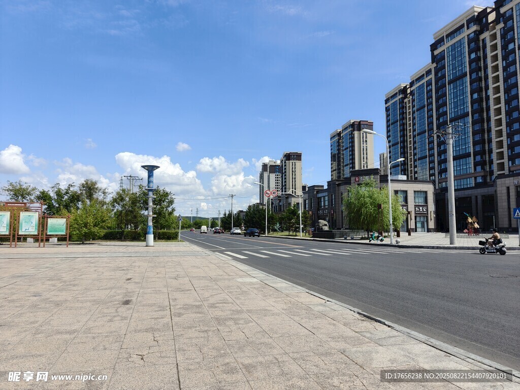 城市宽阔道路与高楼景观