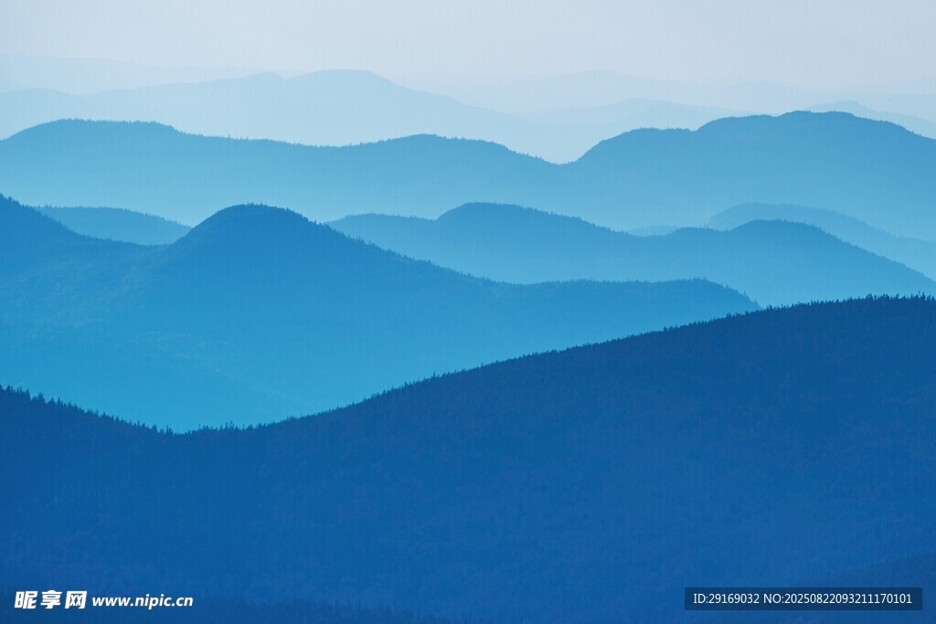 蓝色层叠山峦美景