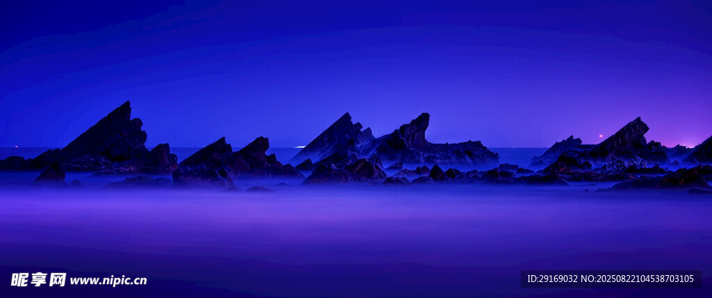 夜幕下的壮丽山峦景观