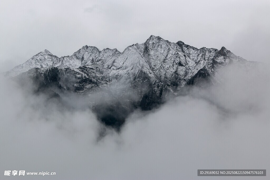 云雾缭绕的巍峨雪山
